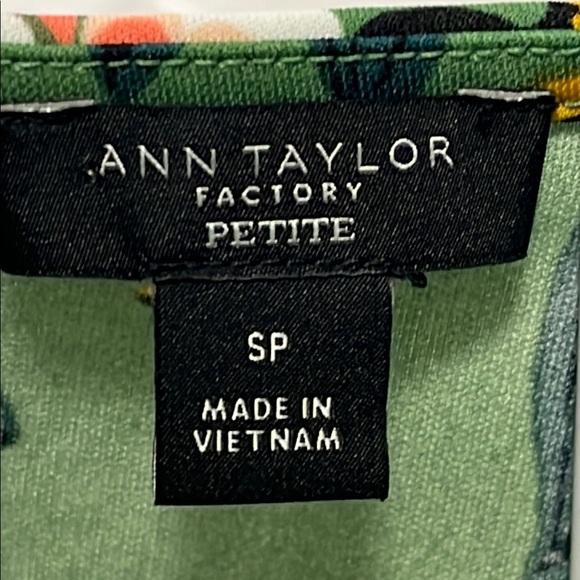 Ann Taylor Factory Pink and Green Floral Short Sleeve Blouse Asian Flare - Picture 2 of 6